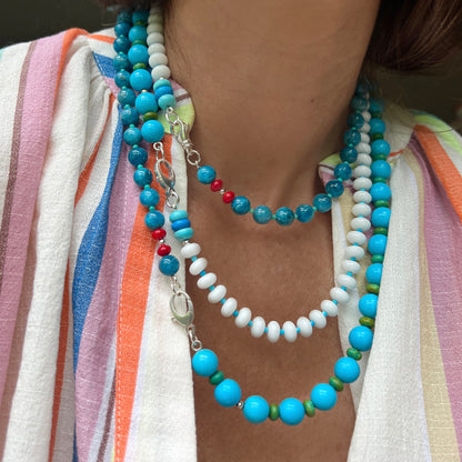 A sophisticated necklace combining white onyx and turquoise for a bold yet elegant look, ideal for any occasion.