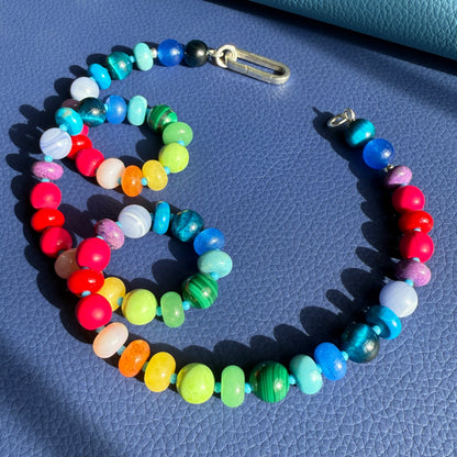 Rainbow Glow : malachite, green turquoise, tiger's eye, opal, chalcedony, red coral, howlite, jasper, agate, calcite