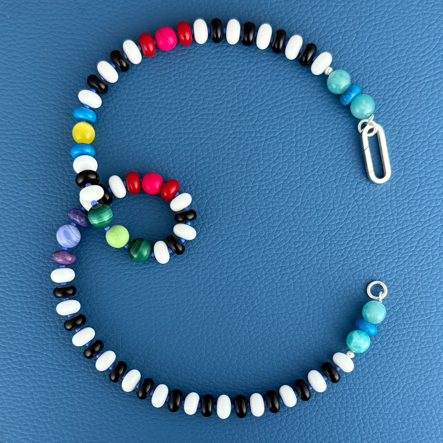 High Frequency : white onyx, black onyx, red coral, malachite, green turquoise, amazonite and howlite