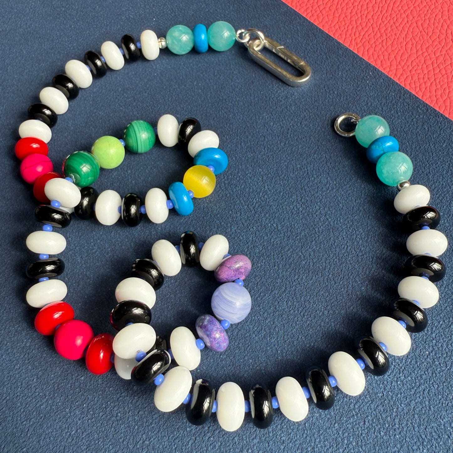 High Frequency : white onyx, black onyx, red coral, malachite, green turquoise, amazonite and howlite